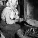 La cottura della piada. Fotografia di Antonio Bandini Buti, 1931
