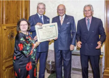 L’ambasciatore Castellaneta premiato dal presidente onorario del CESMA  amb. Giorgio Girelli, dalla ambasciatrice Assunta Accili e dal funzionario ONU Andrea Angeli