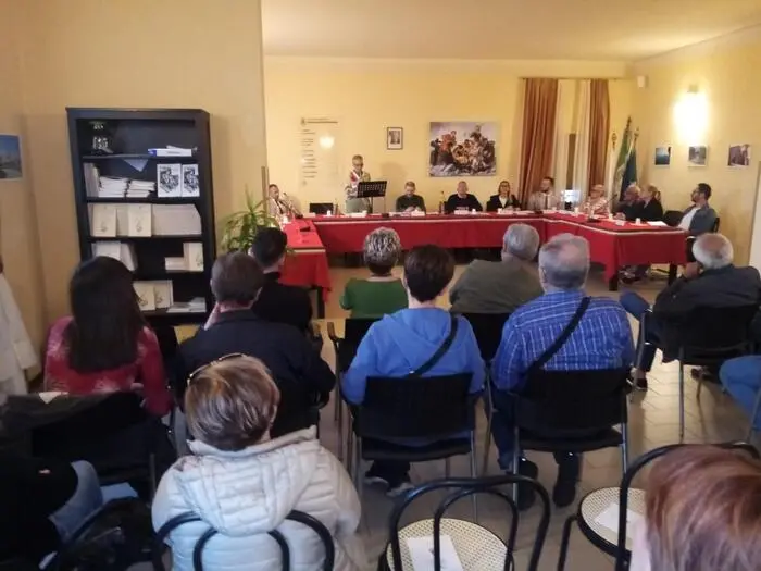 Alla vigilia del 25 aprile, il Comune di San Clemente, in provincia di Rimini, ha revocato la cittadinanza onoraria a Benito Mussolini e l'ha conferita a Giacomo Matteotti. La decisione è arrivata nel tardo pomeriggio, approvata all'unanimità dal consiglio comunale. ANSA/Anpi Rimini + UFFICIO STAMPA, PRESS OFFICE, HANDOUT PHOTO, NO SALES, EDITORIAL USE ONLY + NPK