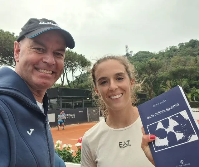 Fabrizio Serafini col suo libro e la campionessa di tennis di Villa Verucchio Lucia Bronzetti