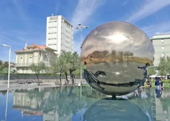 Pesaro, piazza della Libertà, la Grande sfera (Palla di Pomodoro)