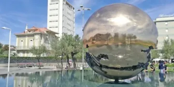 Pesaro, piazza della Libertà, la Grande sfera (Palla di Pomodoro)