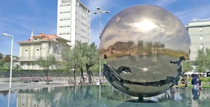 Pesaro, piazza della Libertà, la Grande sfera (Palla di Pomodoro)