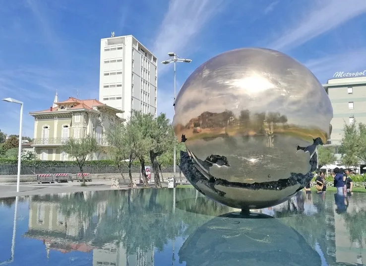 Pesaro, piazza della Libertà, la Grande sfera (Palla di Pomodoro)
