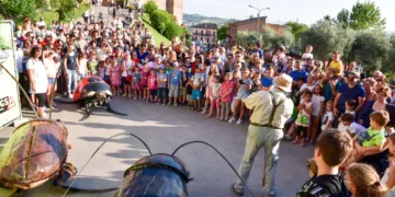 Big Bugs Show, a street theatre performance by Iva & Petar Mandick - Mr. Image Theatre
