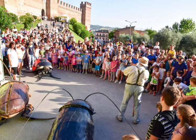 Big Bugs Show, a street theatre performance by Iva & Petar Mandick - Mr. Image Theatre