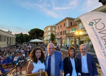 Da sinistra: la responsabile di RivieraMutua Beatrice D'Angeli, Il presidente di RivieraBanca e RivieraMutua Fausto Caldari, l’Assessore al Turismo del Comune di Cattolica Elisabetta Bartolucci, Il Direttore dell’Accademia Voci nel Montefeltro Ubaldo Fabbri