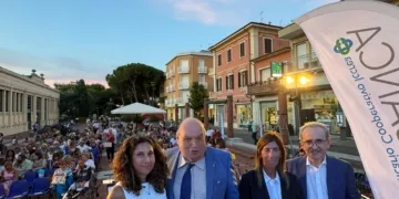 Da sinistra: la responsabile di RivieraMutua Beatrice D'Angeli, Il presidente di RivieraBanca e RivieraMutua Fausto Caldari, l’Assessore al Turismo del Comune di Cattolica Elisabetta Bartolucci, Il Direttore dell’Accademia Voci nel Montefeltro Ubaldo Fabbri