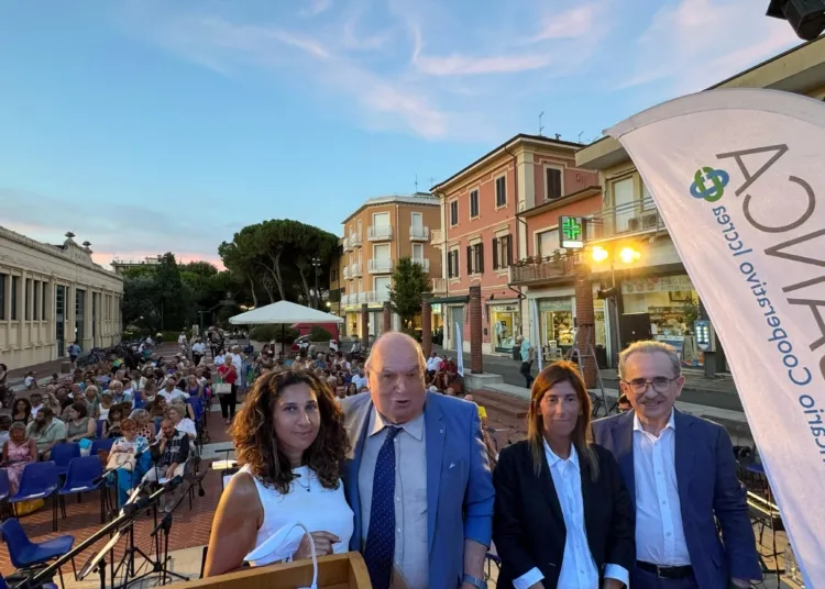 Da sinistra: la responsabile di RivieraMutua Beatrice D'Angeli, Il presidente di RivieraBanca e RivieraMutua Fausto Caldari, l’Assessore al Turismo del Comune di Cattolica Elisabetta Bartolucci, Il Direttore dell’Accademia Voci nel Montefeltro Ubaldo Fabbri