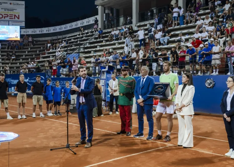 Elia Santi durante la premiazione