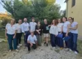 Gabriele Geminiani è al centro con Lucia Ferrati con i lettori de Le Voci dei Libri ai lati