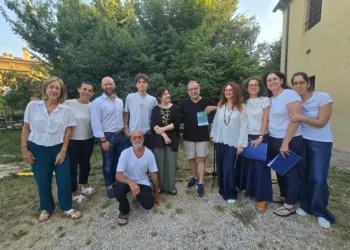 Gabriele Geminiani è al centro con Lucia Ferrati con i lettori de Le Voci dei Libri ai lati