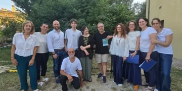 Gabriele Geminiani è al centro con Lucia Ferrati con i lettori de Le Voci dei Libri ai lati