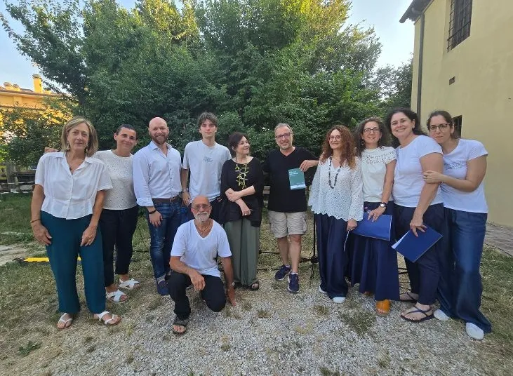Gabriele Geminiani è al centro con Lucia Ferrati con i lettori de Le Voci dei Libri ai lati