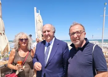 Gabriele Geminiani (a destra) con Claudio Mazza, presidente della Fondazione per l’Educazione Ambientale e Valeria Belemmi, coordinatrice scolastica.