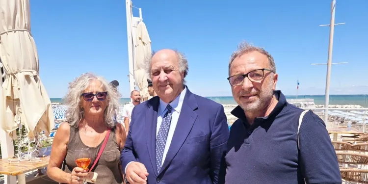 Gabriele Geminiani (a destra) con Claudio Mazza, presidente della Fondazione per l’Educazione Ambientale e Valeria Belemmi, coordinatrice scolastica.