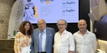 Da sinistra: la responsabile di RivieraMutua Beatrice D'Angeli, Il presidente di RivieraBanca e RivieraMutua Fausto Caldari, il maestro Ubaldo Fabbri, Pier Paolo Silvi Marchini