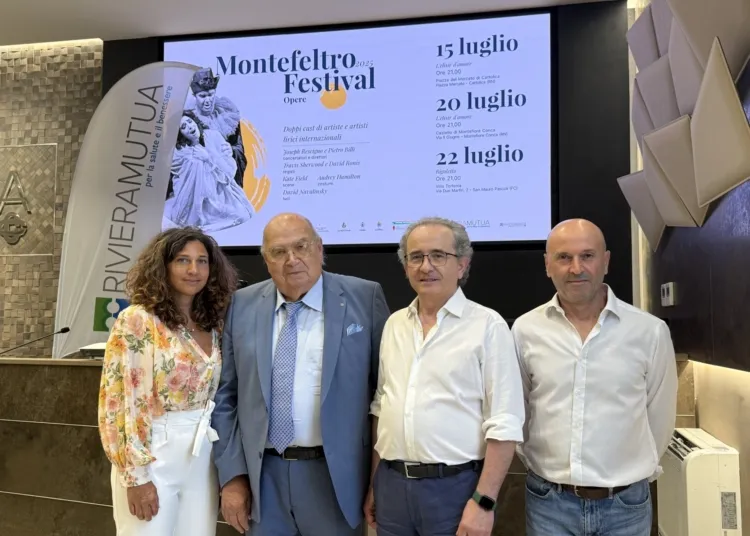 Da sinistra: la responsabile di RivieraMutua Beatrice D'Angeli, Il presidente di RivieraBanca e RivieraMutua Fausto Caldari, il maestro Ubaldo Fabbri, Pier Paolo Silvi Marchini