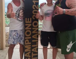Leo Abruzzo festeggiato al Bagno 61 da Tiziano Pangrazi (a sinistra) e Paolino Torsani