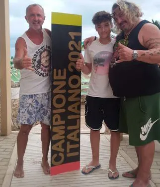 Leo Abruzzo festeggiato al Bagno 61 da Tiziano Pangrazi (a sinistra) e Paolino Torsani