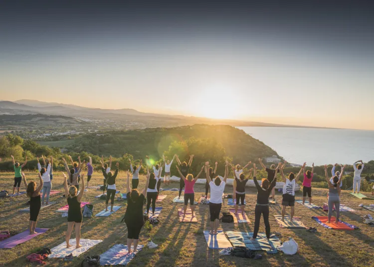 Yoga nell'oasi del San Bartolo