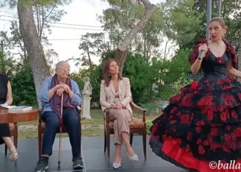 Sandro Bacchini festeggiato dal sindaco Michela Bertuccioli (Foto Amato allante)