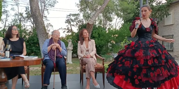 Sandro Bacchini festeggiato dal sindaco Michela Bertuccioli (Foto Amato allante)