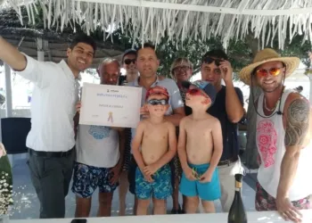 Da sinistra: Andrea Serafini (hotel Ambasciatori), Luciano Zambelli (Playa del Carmen), Florence, Didier Buchholz (il festeggiato), Liliana, il sindaco Fabrizio Piccioni, Marco ed i bambini Mathieu e Hugo