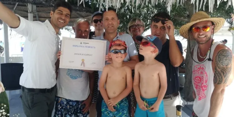Da sinistra: Andrea Serafini (hotel Ambasciatori), Luciano Zambelli (Playa del Carmen), Florence, Didier Buchholz (il festeggiato), Liliana, il sindaco Fabrizio Piccioni, Marco ed i bambini Mathieu e Hugo