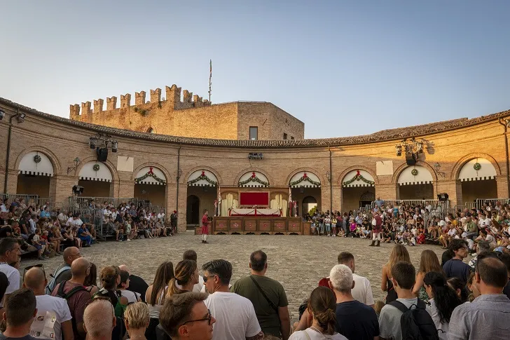 Mondaino, piazza Maggiore