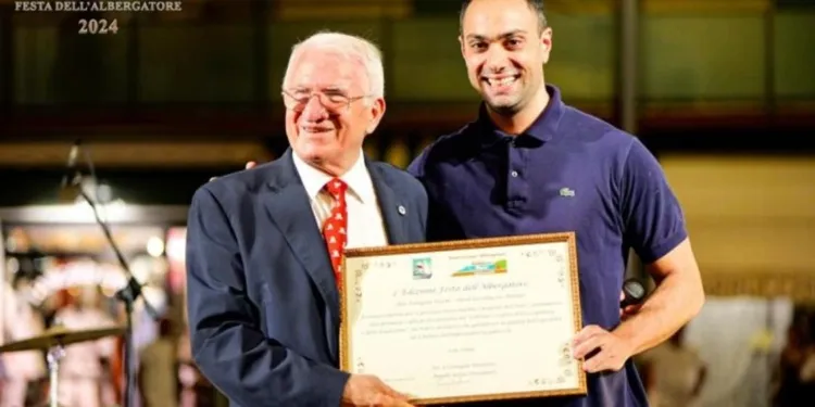 Marco Tecchi (a destra) con Angelo Serra, presidente degli albergatori di Gabicce Mare