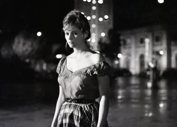 1961. La ragazza con la valigia