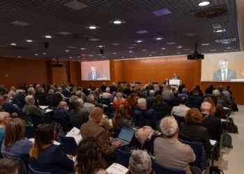 Il presidente di Acer Rimini, Tonino Bernabe’, durante l’intervento introduttivo; e il gruppo dei partecipanti alla tavola rotonda