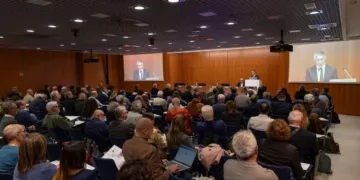 Il presidente di Acer Rimini, Tonino Bernabe’, durante l’intervento introduttivo; e il gruppo dei partecipanti alla tavola rotonda