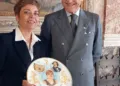 Giorgio Girelli e Marilena Castellaneta con la maiolica a lei dedicata