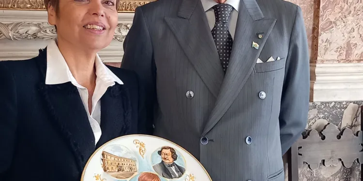 Giorgio Girelli e Marilena Castellaneta con la maiolica a lei dedicata