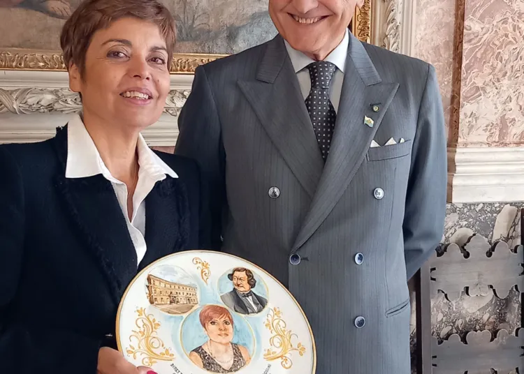 Giorgio Girelli e Marilena Castellaneta con la maiolica a lei dedicata