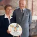 Giorgio Girelli e Marilena Castellaneta con la maiolica a lei dedicata