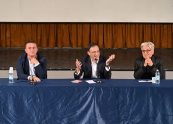Da sinistra: il sindaco Fabrizio Piccioni, il filosofo Vito Mancuso e il curatore della rassegna Gustavo Cecchini