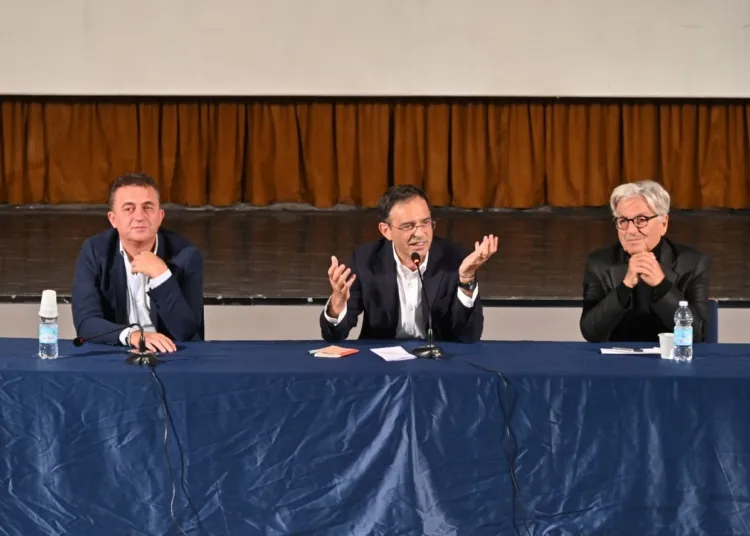 Da sinistra: il sindaco Fabrizio Piccioni, il filosofo Vito Mancuso e il curatore della rassegna Gustavo Cecchini