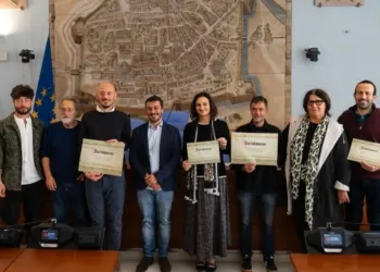 Da sinistra: Luca Ranocchi (Azienda Agricola Ranocchi), Silvano Leva (presidente dell’ente Parco naturale regionale del san bartolo), Christian Carbonari (coordinatore del progetto Bartolomeus), Maria Rosa Conti (assessore con delega all’ambiente del Comune di Pesaro), Samuele Micheli (cantiniere del IIS A. Cecchi), Zita De Scrilli (Azienda Agricola San Bartolo), Andrea Talevi (vice preside dell’IIS A. Cecchi)