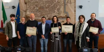 Da sinistra: Luca Ranocchi (Azienda Agricola Ranocchi), Silvano Leva (presidente dell’ente Parco naturale regionale del san bartolo), Christian Carbonari (coordinatore del progetto Bartolomeus), Maria Rosa Conti (assessore con delega all’ambiente del Comune di Pesaro), Samuele Micheli (cantiniere del IIS A. Cecchi), Zita De Scrilli (Azienda Agricola San Bartolo), Andrea Talevi (vice preside dell’IIS A. Cecchi)