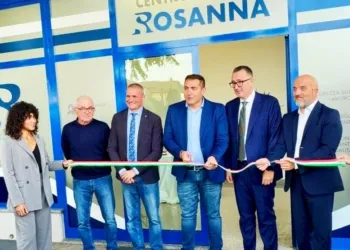 Inaugurazione, l’assessore Santorelli taglia il nastro altra foto: sa sx Antonio Bianchini Segretario CNA Pesaro e Urbino; Massimiliano Luchetti, amministratore del Centro medico, Moreno Bordoni, segretario CNA Marche