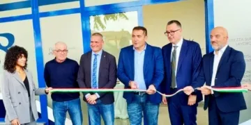 Inaugurazione, l’assessore Santorelli taglia il nastro altra foto: sa sx Antonio Bianchini Segretario CNA Pesaro e Urbino; Massimiliano Luchetti, amministratore del Centro medico, Moreno Bordoni, segretario CNA Marche