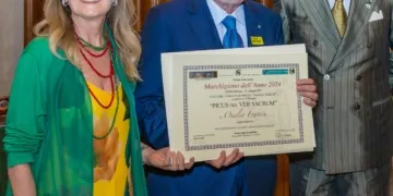 Il Gr. Uff. Onelio Fratesi premiato dal prefetto Emanuela Greco e dall’ambasciatore Giorgio Girelli