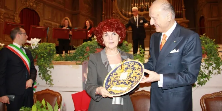 Giorgio Girelli porge il dono del Conservatorio alla ministra Valeria Fedeli