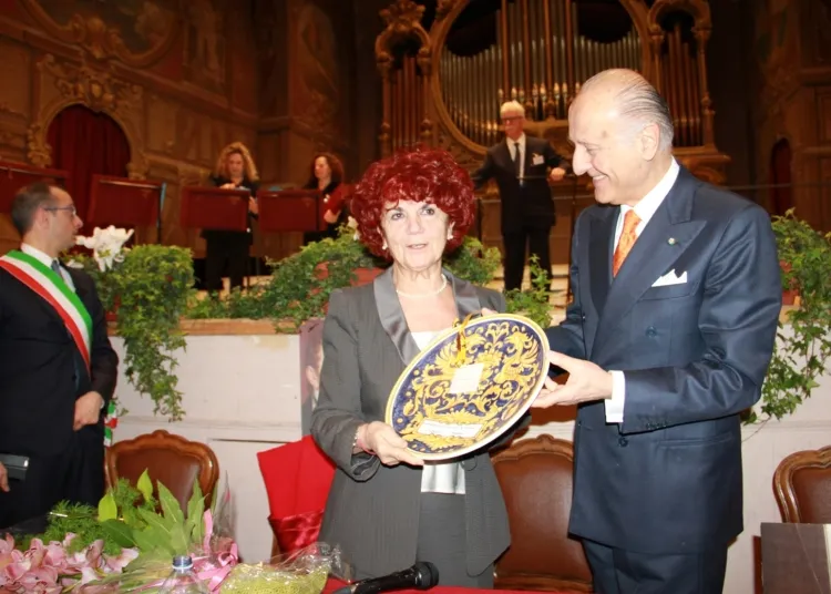 Giorgio Girelli porge il dono del Conservatorio alla ministra Valeria Fedeli