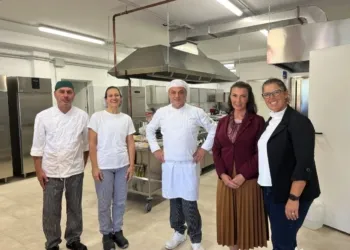 La sindaca Marila Girolomoni, l'assessora Roberta Fabbri insieme al personale della mensa scolastica di Gabicce Mare