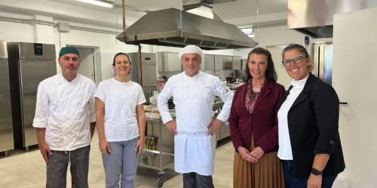 La sindaca Marila Girolomoni, l'assessora Roberta Fabbri insieme al personale della mensa scolastica di Gabicce Mare