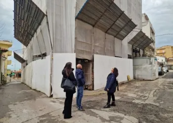 Il sopralluogo all'esterno del cantiere della Sindaca Marila Girolomoni, dell'assessora Rossana Biagioni e dell'amministratore delegato della società Prima Srl.